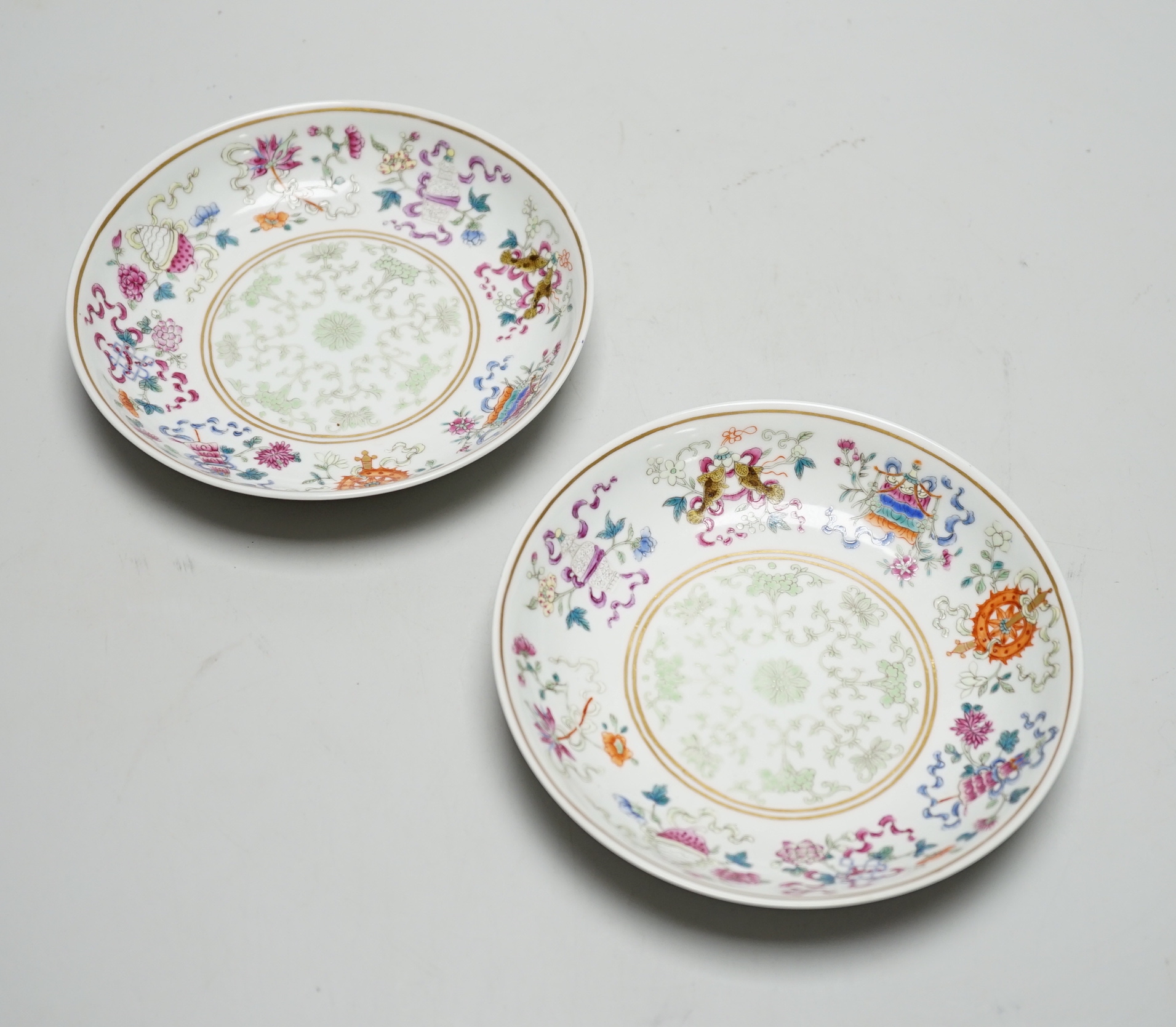 A pair of Chinese famille rose saucer dishes, 14.5cm diameter